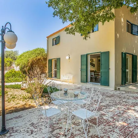 Stunning In With Kitchen * Ragusa