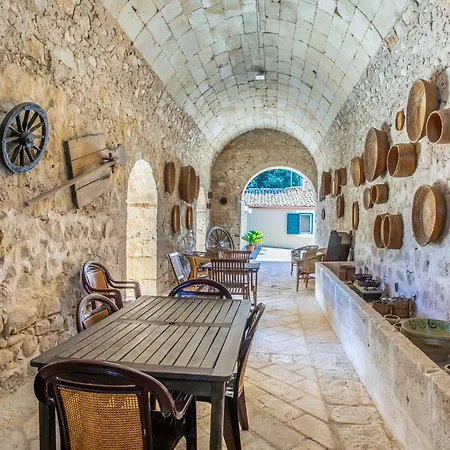 Holiday home Stunning In With Kitchen Ragusa